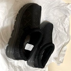 UGG Tasman Graphic Monogram sleeper - Black - Sz - 7.US Women’s